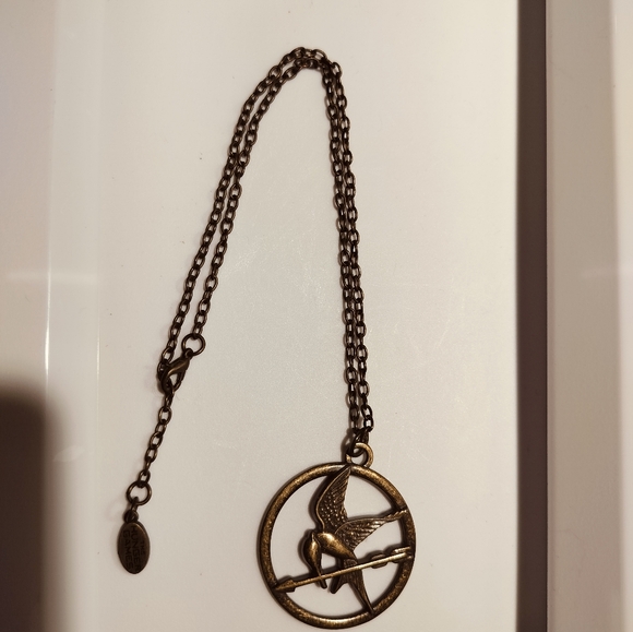 LIONSGATE LGF antiqued brass pendant necklace bird & arrow The Hunger Games - Picture 2 of 6